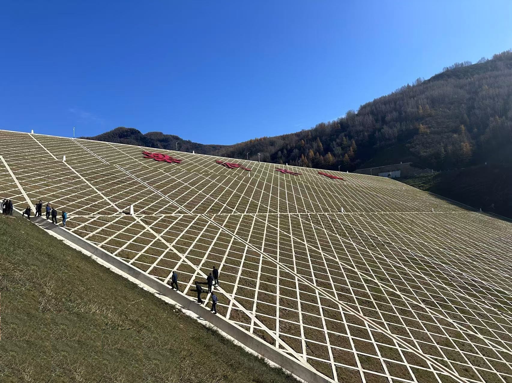 產(chǎn)投集團水建公司承建的梁河水庫工程順利通過(guò)下閘蓄水驗收(圖1)